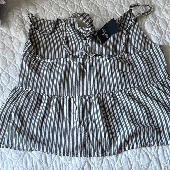 Hollister Black and White Tie Front Camisole - Picture 2 of 3